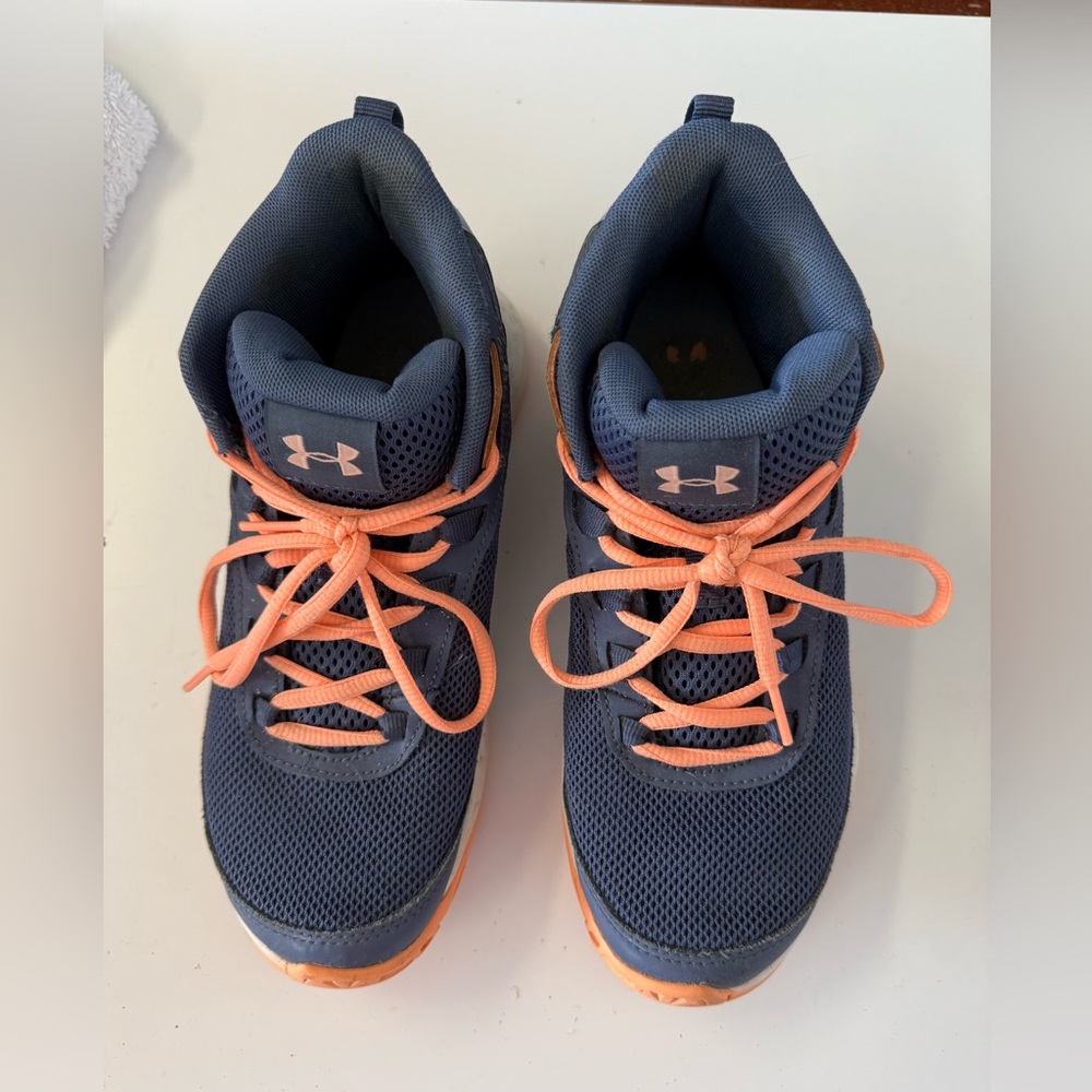 Under Armour Girls Jet high top basketball shoes - size  5Y